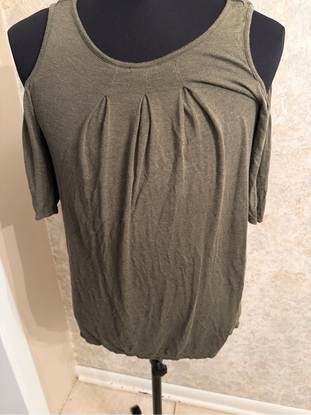 Max studio Women’s Olive Green Cold-Shoulder Pleated Top
